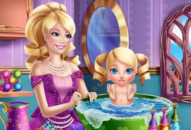 Barbie donne un bain à sa fille